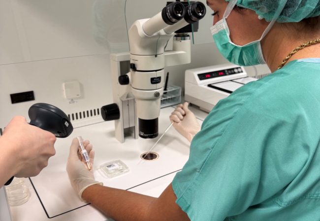 Operatore di laboratorio SISMeR verifica con il lettore di codici l'etichetta di un campione al microscopio